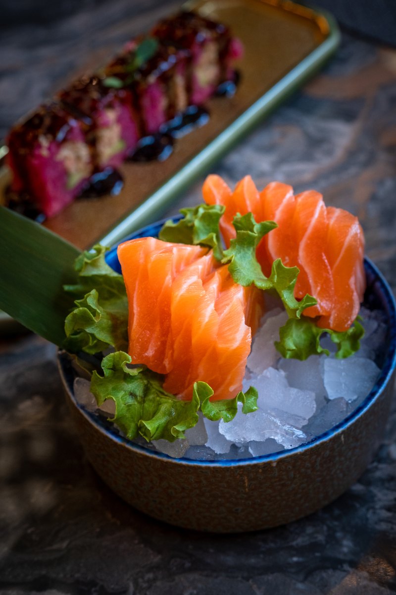 Sashimi di salmone servito su ghiaccio in un ristorante di sushi a Legnago