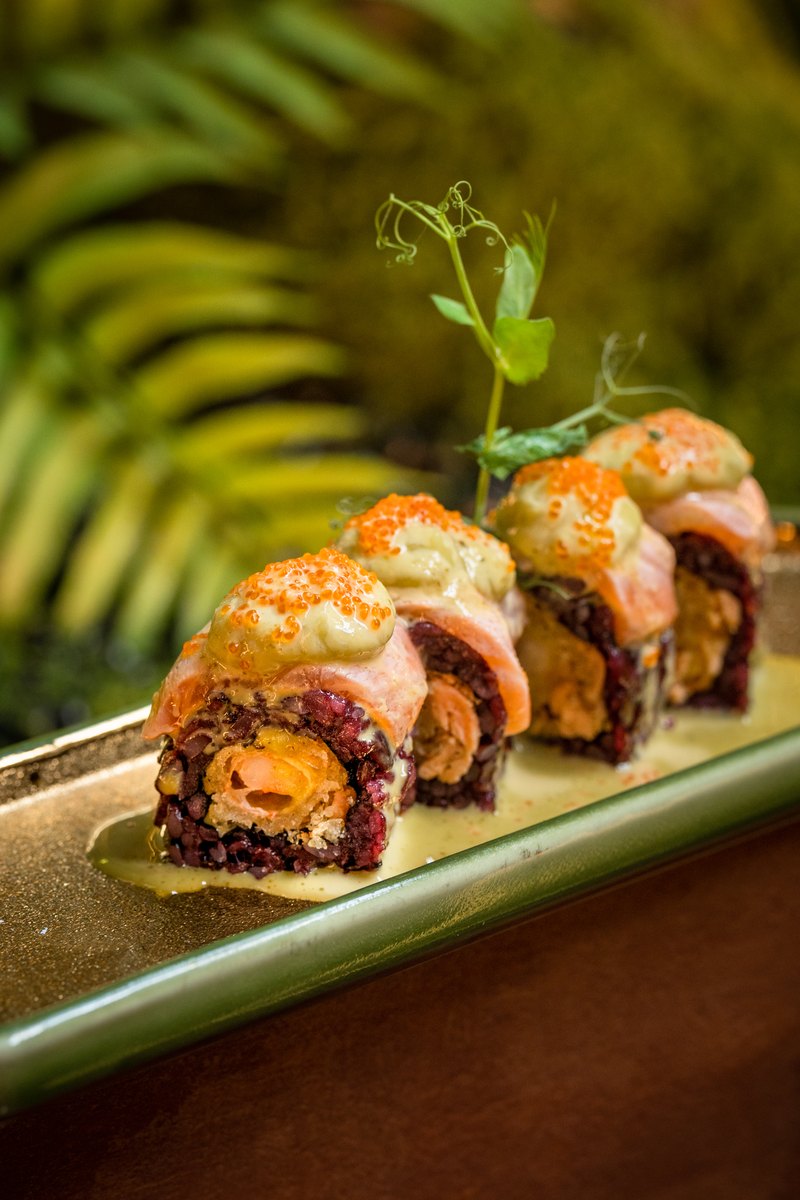 Uramaki speciali con salmone e uova di pesce serviti a Legnago